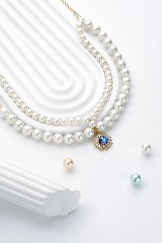 Double layered shell pearl necklace, paired with a unique snowflake shaped pendant, exquisitely handcrafted to showcase the elegance and romance of winter, suitable for pet owners to wear on special holidays or cold seasons, adding a touch of warmth and radiance